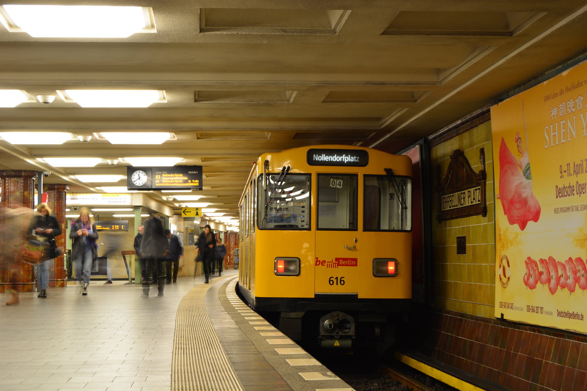 Der Triebzug 616 der Baureihe F Baujahre 1973-1994 hält im 1913 eröffneten Teil der U-Bahn Station Fehrbelliner Platz als U3. 

Berlin Wilmersdorf 03.01.2018