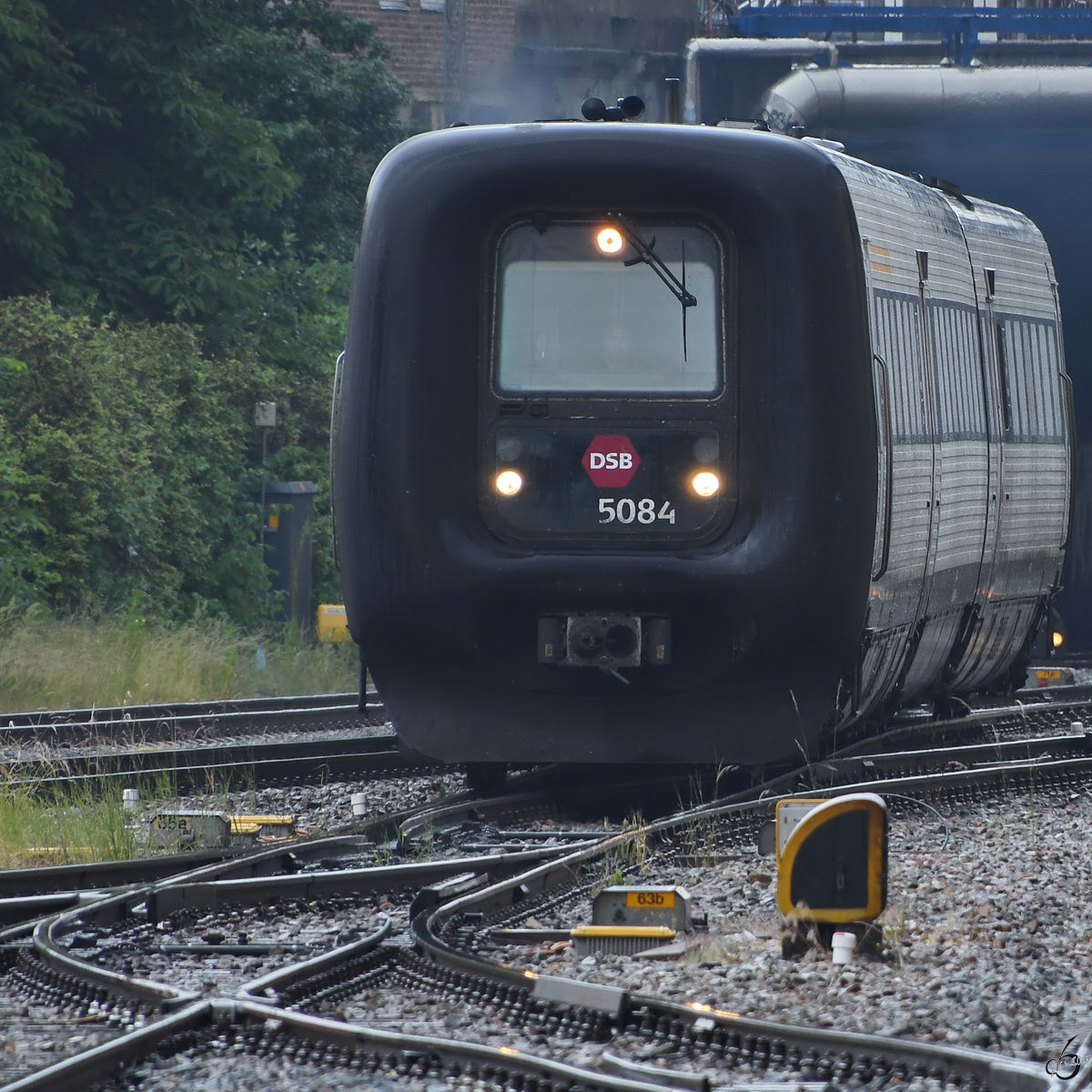 Der Triebzug MFA 5084 fährt Anfang Juni 2018 in den Bahnhof Aalborg ein.