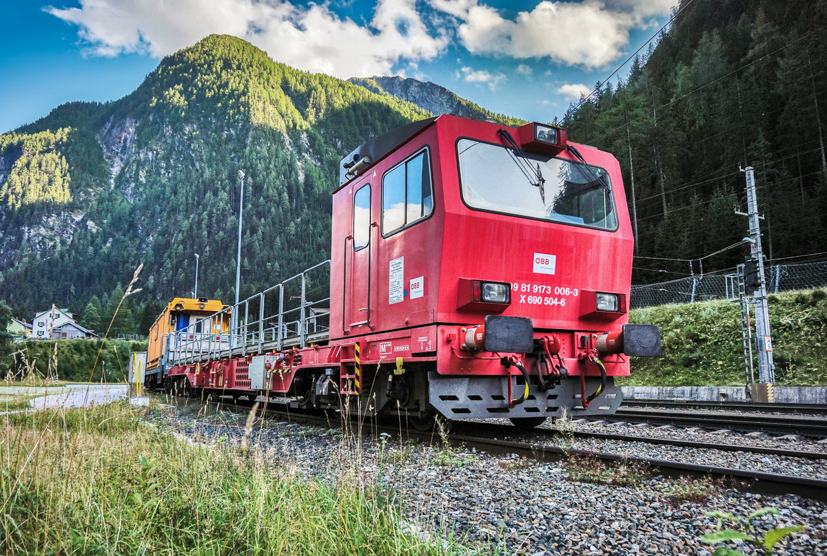 Der Tunnelrettungszug, bestehend aus X 690 504-6 und X 690 004-7, steht am 30.8.2017 im Bahnhof Böckstein.