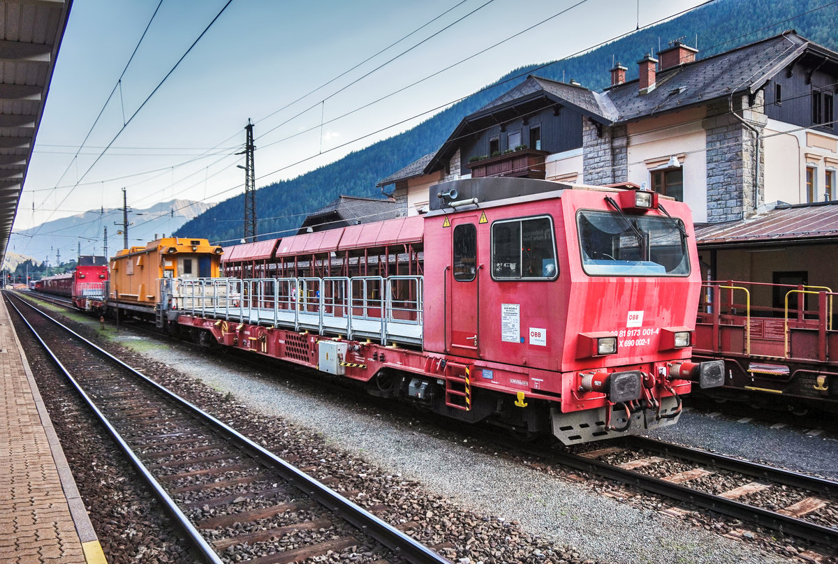 Der Tunnelrettungszug, bestehend aus X 690 002-1 und X 690 502-0, steht am 30.8.2017, im Bahnhof Mallnitz-Obervellach.