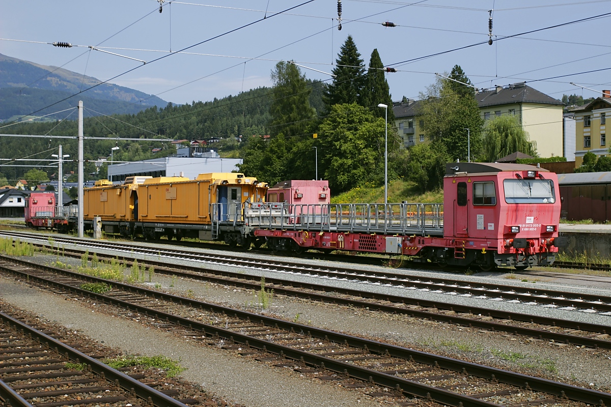 Der Tunnelrettungszug X690.002/502 am 18.08.2022 im Bahnhof Spittal-Millstättersee. Bei ihm handelt es sich um einen der von Talbot 1996 an die DB gelieferten Cargo-Sprinter der Baureihe 691. Die DB setzte sie zwischen 1997 und 2000 im Güterverkehr ein, 2004 wurden sie an die ÖBB verkauft.