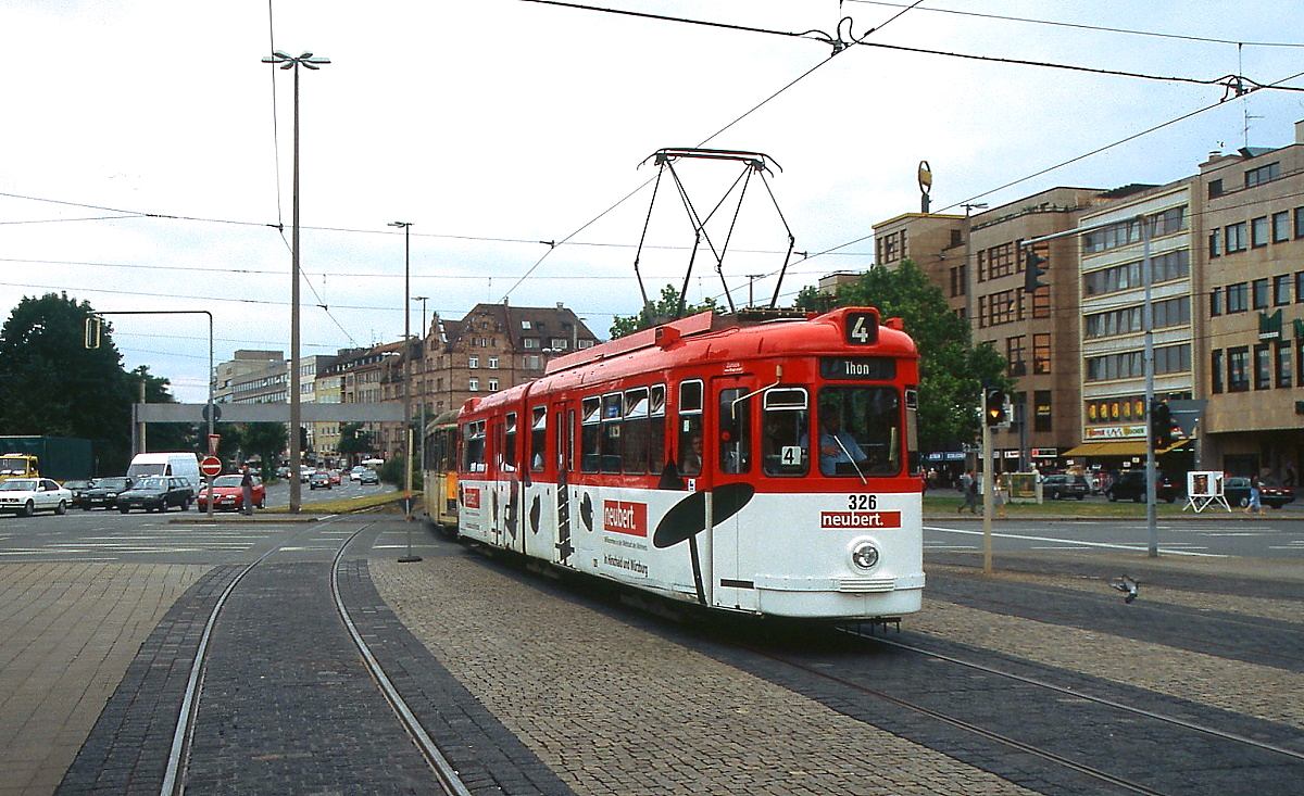 Der Tw 326 der Nürnberger Straßenbahn trifft im Juli 2002 am Plärrer ein