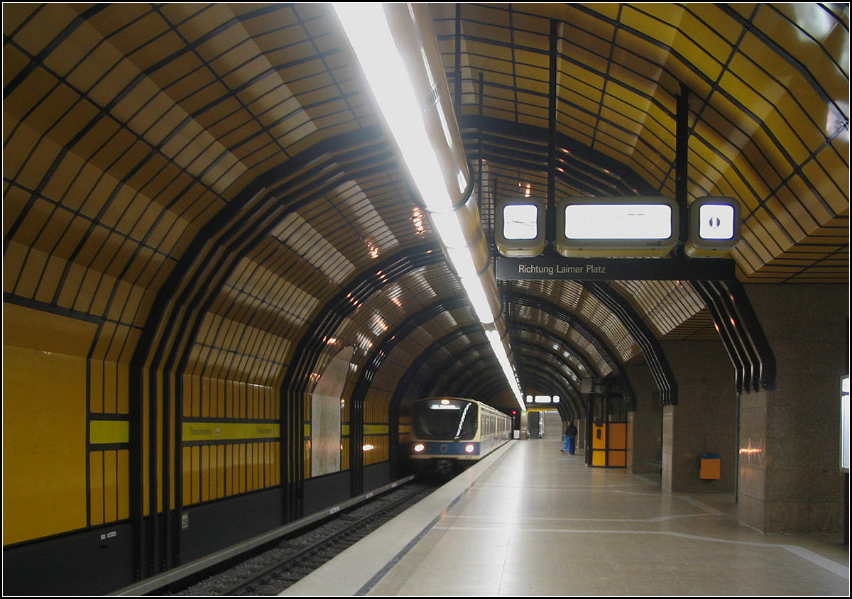 Der U-Bahnhof fürs Oktoberfest -  

Die Station  Theresienwiese  wurde in NÖT (bergmännische Bauweise) erstellt und wurde am 10.März 1984 eingeweiht. Hier fahren die Linien U4 und U5. Architekt: Freiherr von Blanca. 

München, 05.01.2005 (J)