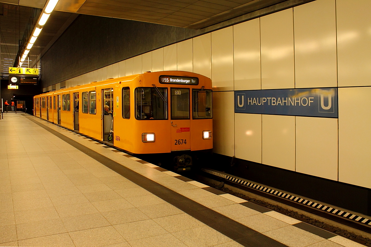 Der U-Bahntriebwagen 2674 der Bauart F 79.2, 1979 bei O&K gefertigt, auf der Linie U 55 am 26.10.2016 in der Station Hauptbahnhof.