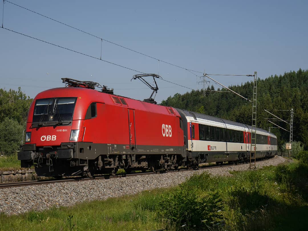 Der übliche Gäubahn-IC mit ÖBB-Taurus nach Zürich HB Mitte Juli in Neuhaus bei Aldingen.