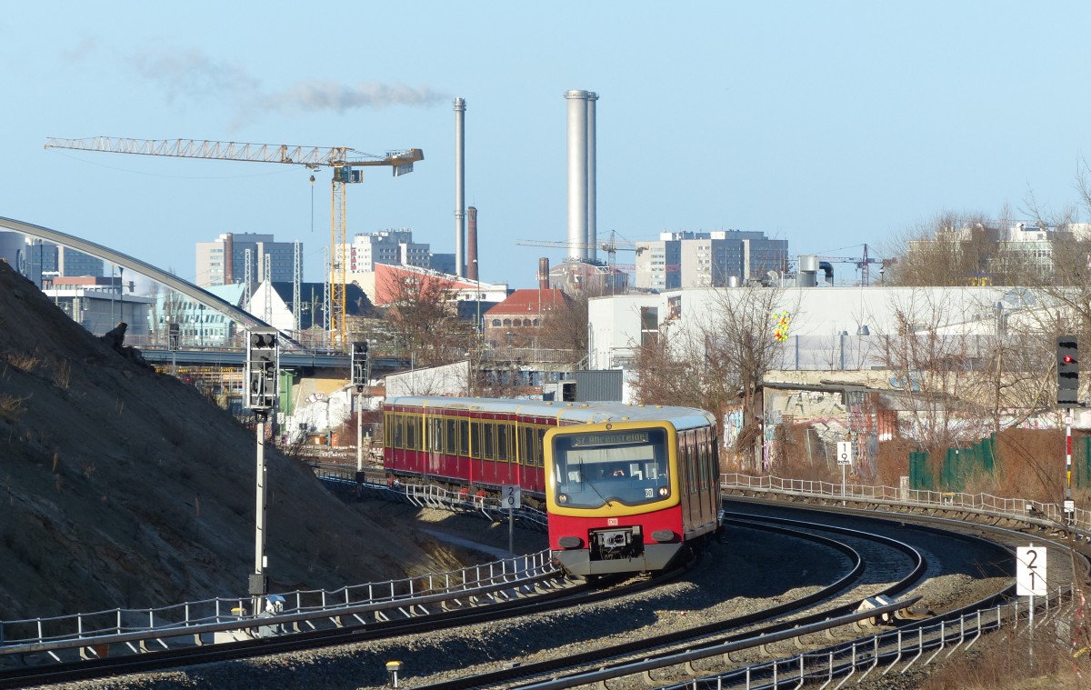 Der Umbau des Bahnhofs Ostkreuz ermöglicht immer wieder andere Fotomöglichkeiten. Hier ein Zug der S7 nach Ahrensfelde neben einem  Sandberg , kurz vor der Einfahrt im Bahnhof Ostkreuz. 8.2.2014