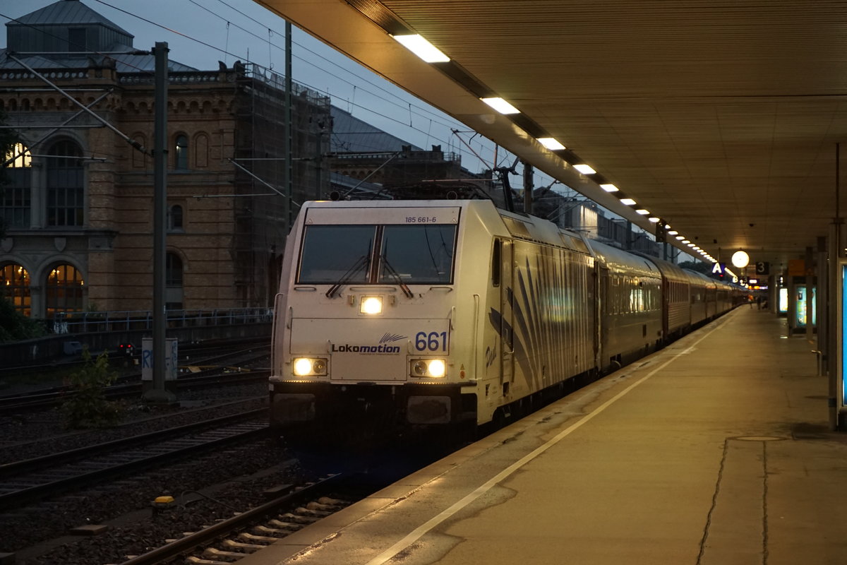 Der Urlaubsexpress mit der Zugnummer 79152 und der Lokomotive 185 661. Hannover Hbf, 11.08.2017