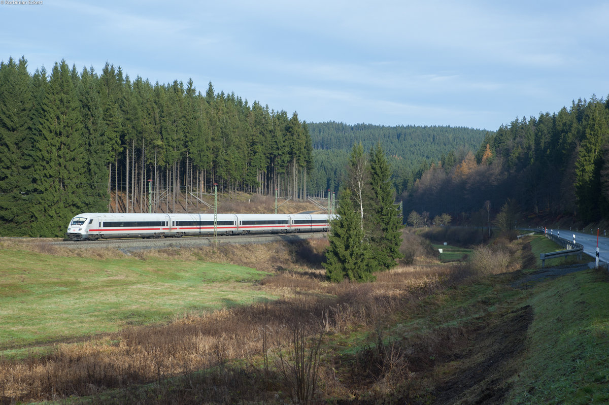 Der verspätete IC 2355 von Berlin nach München Hbf bei Steinbach am Wald, 23.11.2017