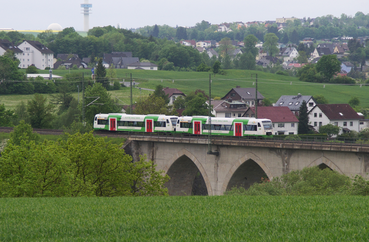 Der Viadukt von Unterkotzau wurde 1848 fertig gestellt. Die Eisenbahnbrücke hat eine Länge von 174 Meter und überspannt das Tal der (sächsischen) Saale in der Nähe der oberfränkischen Stadt Hof. Die Elster - Saale Bahn aus Gera hat ihre zwei Flüsse fahrt fast hinter sich, noch etwas mehr als 3 Kilometer sind es noch bis zum Hbf. in Hof. Bahnstrecke 6362 Leipzig - Hof am 25.05.2016