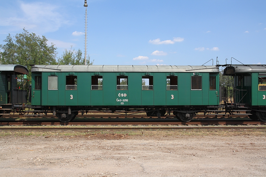 Der vorbildlich erhalten ehemaligen kkStB-Wagen CSD Ce 3-2252 (UIC-Nr.: CZ-CD 50 54 24-23 258-8 Ba) am 04.August 2018 im Bahnhof Trebon.