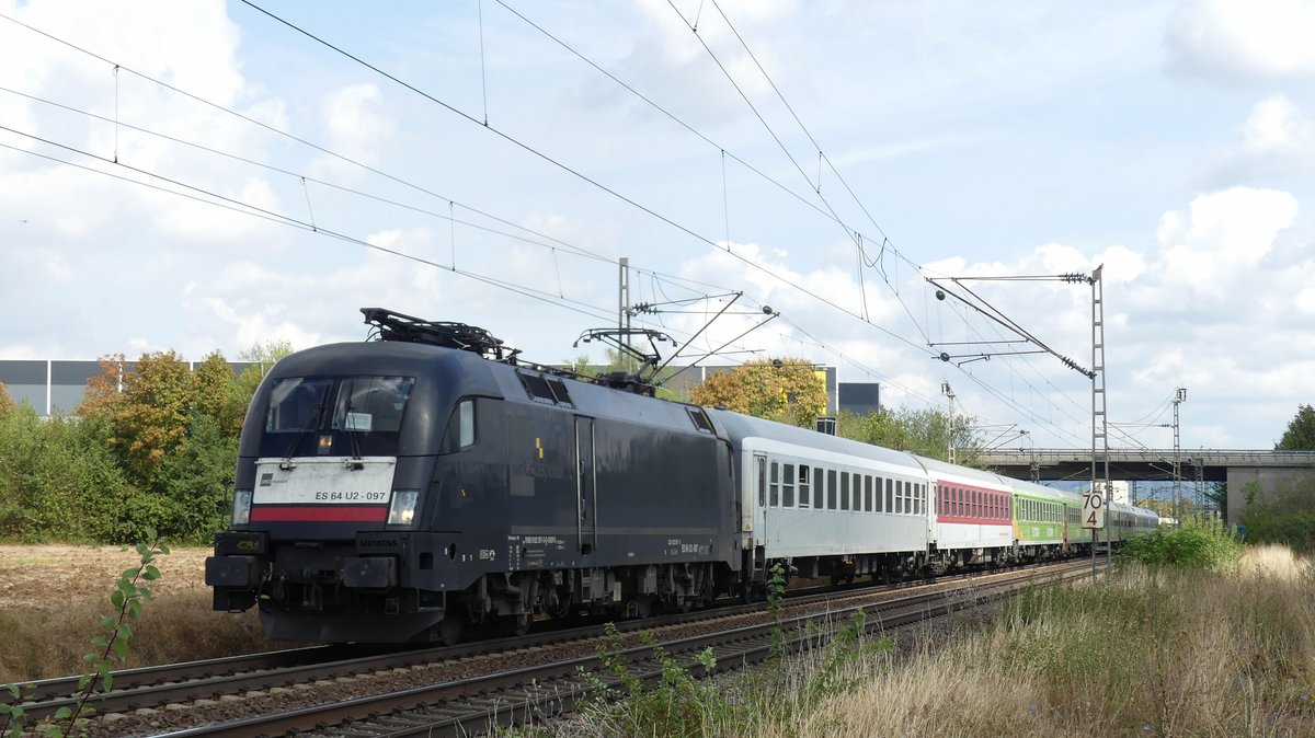 Der vormittägliche Flixtrain nach Stuttgart zwischen Heddesheim/Hirschberg und Ladenburg. Aufgenommen am 26.8.2018 12:23