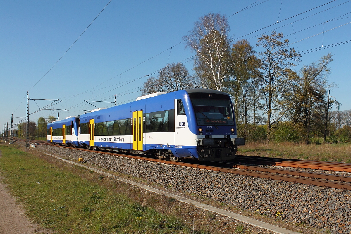 Der VT 007 (95 80 0650 539-9) und der VT 018 (95 80 0650 550-6) auf der RB 12 von Templin Stadt nach Berlin Ostkreuz am 02.05.2016 in Nassenheide.