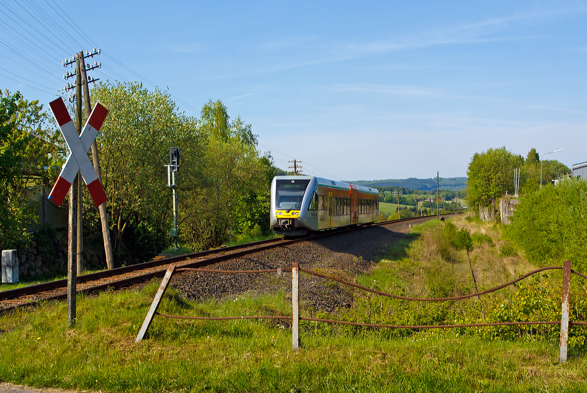 
Der VT 123 der vectus Verkehrsgesellschaft mbH, ein Stadler GTW 2/6, fährt am 05.05.2013 als RB 28  Oberwesterwald-Bahn  die Verbindung  Au/Sieg - Altenkirchen - Hachenburg - Westerburg - Limburg/Lahn, auf der KBS 461 (Oberwesterwaldbahn), hier kurz vor dem Haltepunkt Enspel.   