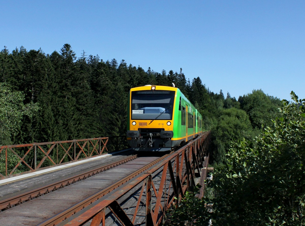 Der VT 16 und der VT 27 als RB nach Bayerisch Eisenstein am 02.08.2013 unterwegs bei Ludwigsthal.