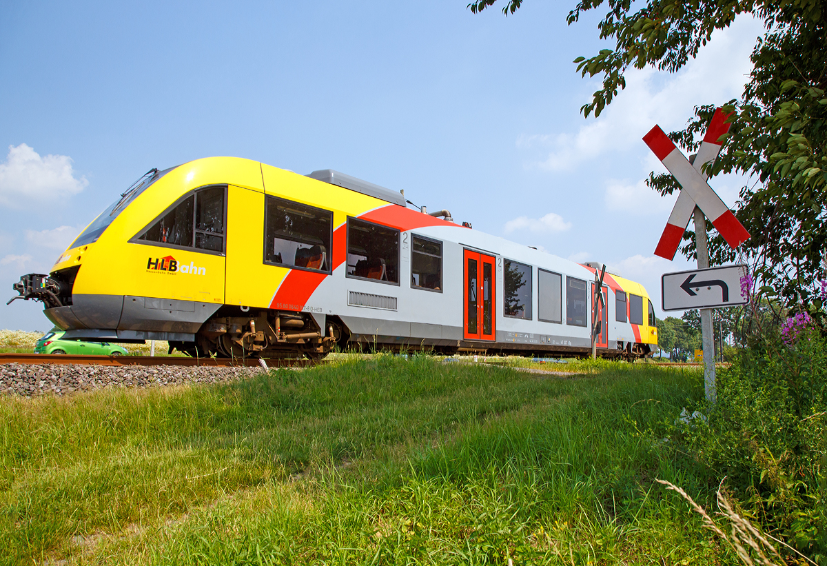 
Der VT 207 ABp (95 80 0640 107-8 D-HEB)  ein Alstom Coradia LINT 27 der HLB (Hessische Landesbahn), ex VT 207 der vectus, fährt am 03.07.2015, als RB 90   Oberwesterwaldbahn  die Verbindung Limburg(Lahn) - Westerburg - Hachenburg - Altenkirchen - Au (Sieg). Hier zwischen Hachenburg und Ingelbach, auf der KBS 461  Oberwesterwaldbahn .