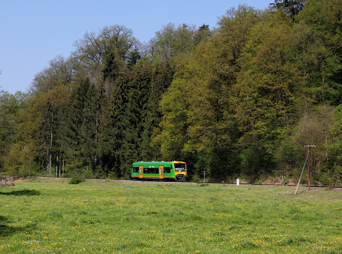 Der VT 25 nach Freyung am 08.05.2016 unterwegs bei Röhrnbach.