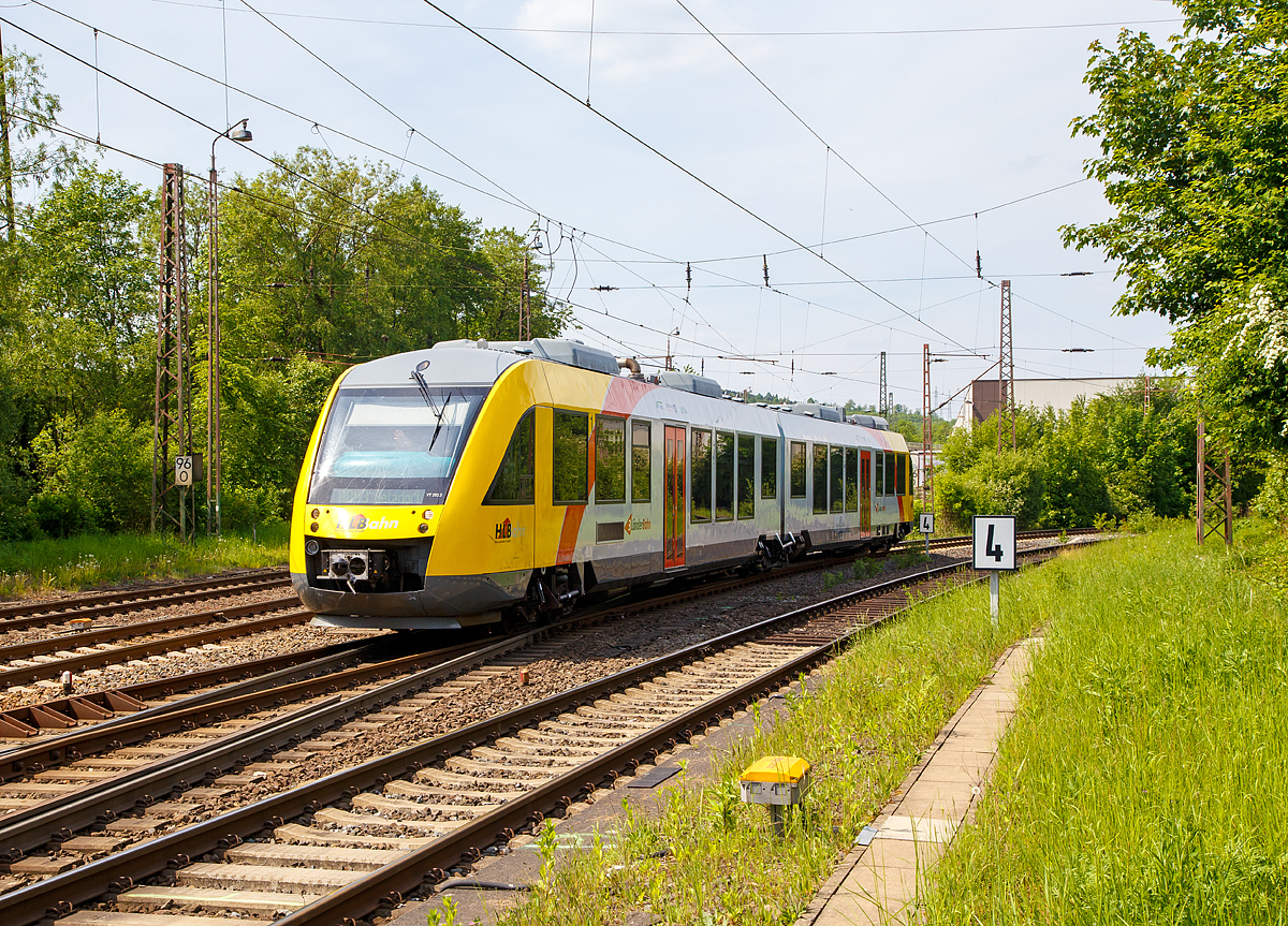 
Der VT 252 (95 80 0648 152-6 D-HEB / 95 80 0648 652-5 D-HEB) ein Alstom Coradia LINT 41 der HLB (Hessische Landesbahn GmbH), erreicht am 12.05.2018, als RB 93  Rothaarbahn  (Bad Berleburg - Kreuztal -Siegen - Betzdorf), den Bahnhof Kreuztal. 

Nochmals einen lieben Gruß an den netten Tf zurück.
