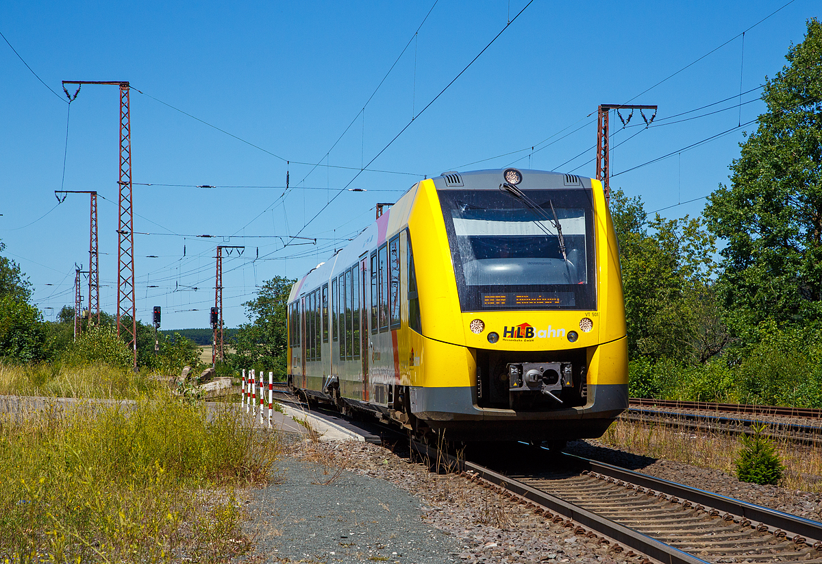 
Der VT 501 (95 80 1648 101-1 D-HEB / 95 80 1648 601-0 D-HEB) der HLB (Hessische Landesbahn GmbH), ein Alstom Coradia LINT 41 der neuen Generation, erreicht am 01.07.2018, als RB 95  Sieg-Dill-Bahn  Siegen - Dillenburg, nun den Hp Wilnsdorf-Rudersdorf bzw. Rudersdorf (Kr. Siegen). 

Links im Bild sieht man die fünf rot-weißen Pfosten, diese sind leicht entfernbar und so ist der Rettungsweg für Zweiwegefahrzeuge der Feuerwehr frei, die hier dann auf gleisen können. Grund dafür ist der etwa 1km entfernte 2.652 m lange Rudersdorfer Tunnel.