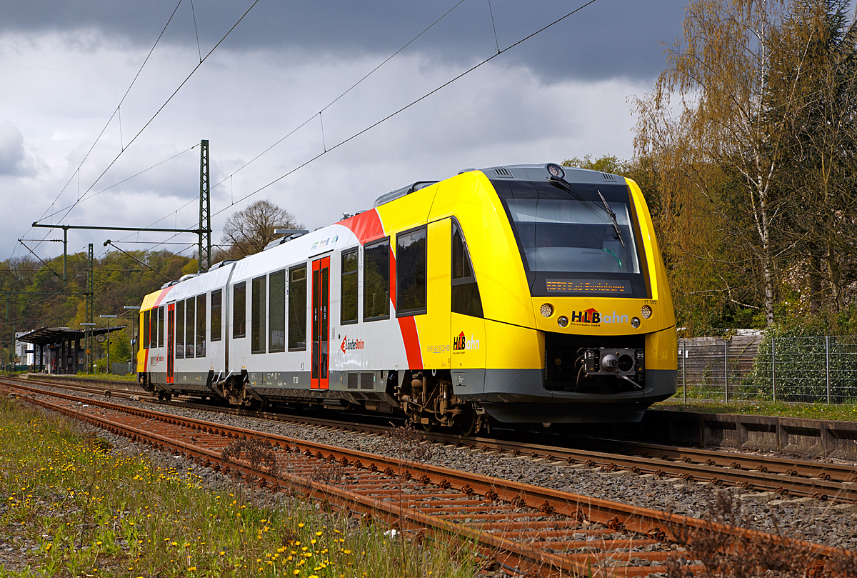 
Der VT 505 (95 80 1648 105-2 D-HEB / 95 80 1648 605-1 D-HEB) der HLB (Hessische Landesbahn GmbH), ein Alstom Coradia LINT 41 der neuen Generation, fährt am 24.04.2016, als RB 93  Rothaarbahn  (Betzdorf/Sieg - Siegen -Bad Berleburg, von Brachbach/Sieg weiter in Richtung Siegen.