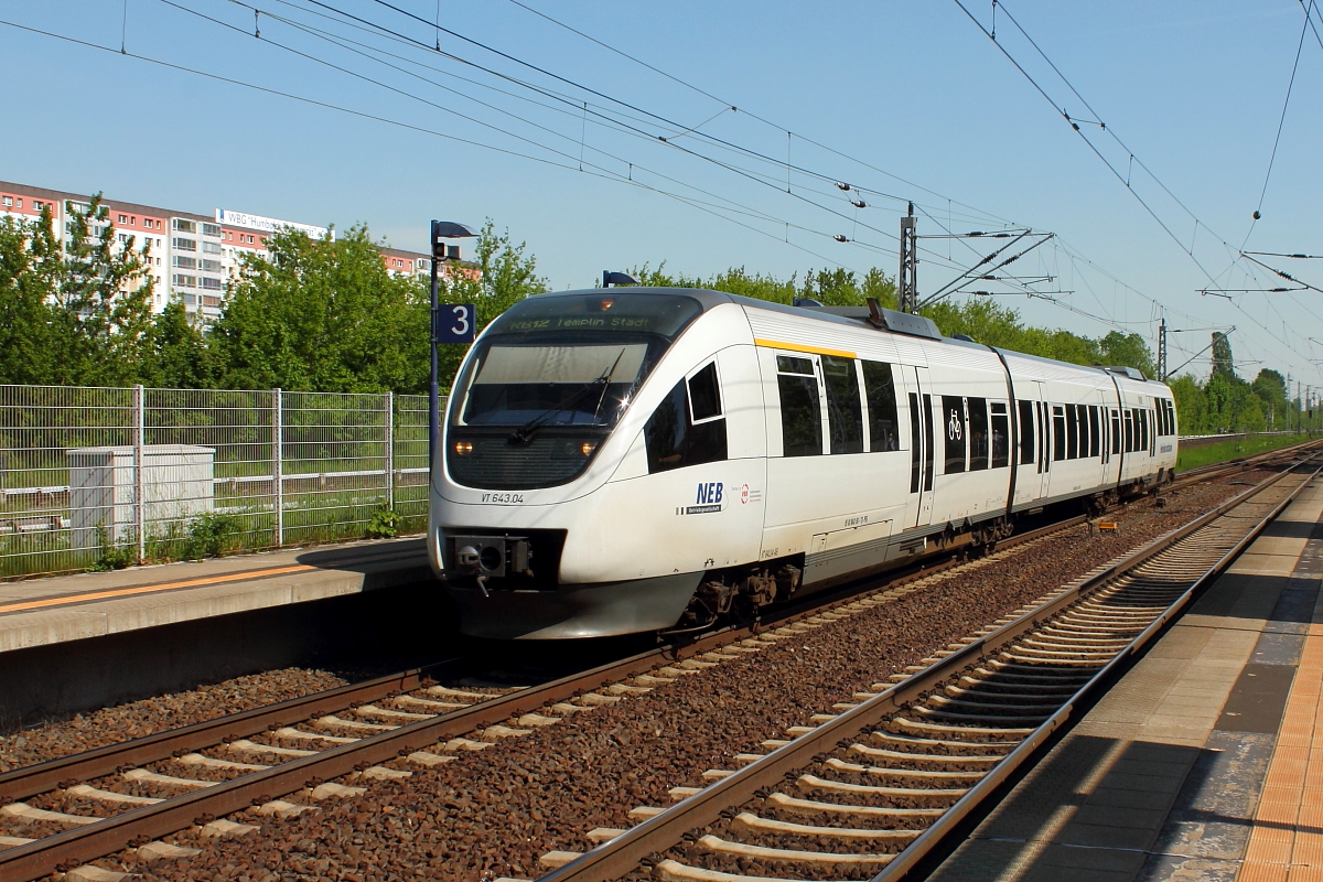 Der VT 643.04 (95 80 0643 361-8 D-PEG) der NEB auf der Fahrt von Berlin Ostkreuz nach Templin Stadt beim Halt am 18.05.2017 in Berlin Hohenschönhausen.