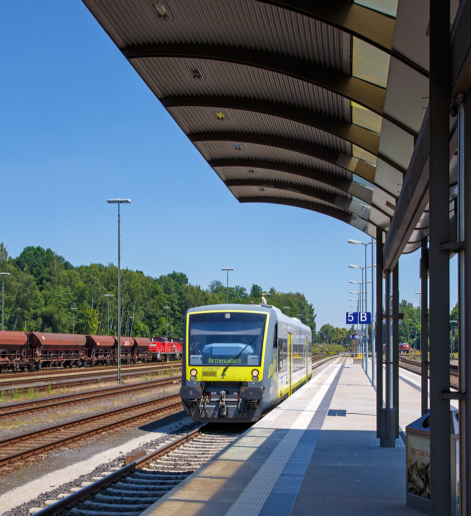 
Der VT 650.707 (95 80 0650 707-2 D-AGIL) ein Stadler Regio-Shuttle RS1 (BR 650) der agilis Verkehrsgesellschaft mbH & Co. KG erreicht am 01.07.2015 den Bahnhof Marktredwitz, er fährt die Verbindung Hof - Marktredwitz - Kirchenlaibach (Umlauf ag 84540).  
