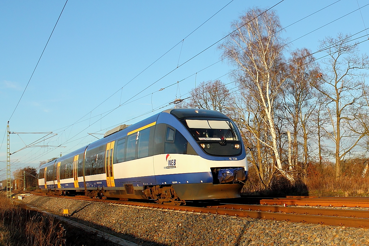 Der VT 729 (ex 95 80 0643 119-0 D-NOB) der Niederbarnimer Eisenbahn (NEB) auf der RB 12 von Templin Stadt nach Berlin Ostkreuz am 16.12.2015 in Nassenheide.
Der Triebwagen wurde 2005 bei Bombardier in Aachen unter der Fabriknummer  192207 gefertigt.

