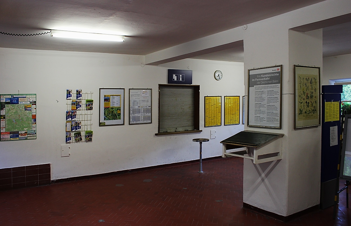 Der Warteraum des Bahnhofs Bayrischzell in einer anderen Ansicht (10.08.2013)