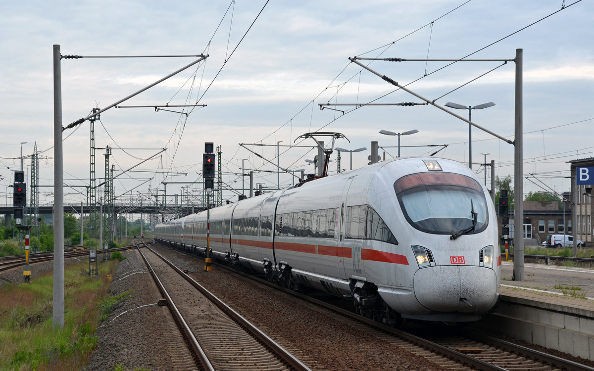 Der wegen Bauarbeiten im Raum Berlin über Dessau umgeleitete ICE 1585 nach München fährt am Morgen des 21.05.16 in Bitterfeld ein. 