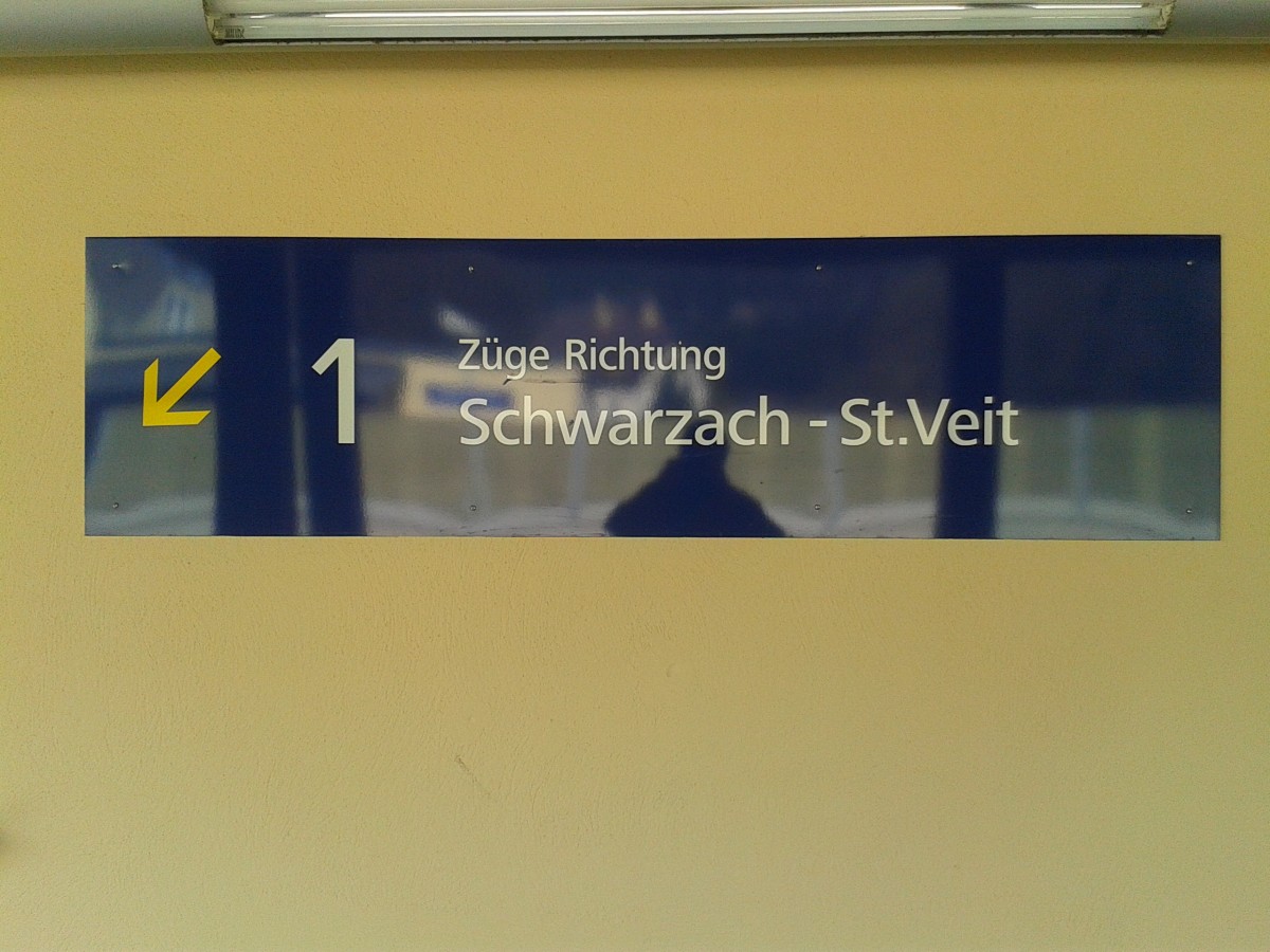 Der Wegweiser am Bahnsteig 2 in Pusarnitz weist zu den Zügen in Richtung Schwarzach-St. Veit. Nur schade, dass hier schon Jahre bevor dieser Wegweiser angebracht wurde, keine Züge mehr nach Schwarzach-St. Veit anhielten. (5.4.2015)