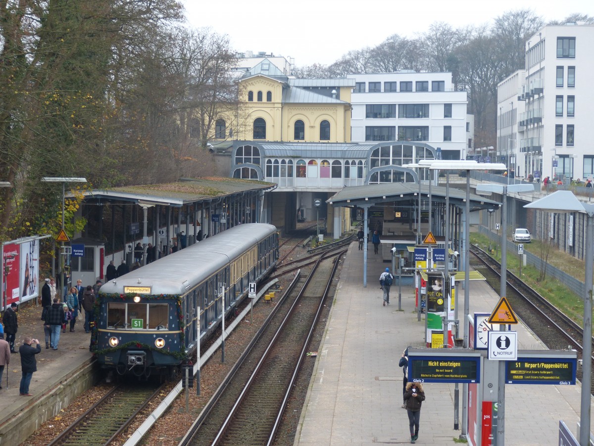 Der Weihnachtsmann fährt S-Bahn - und das begeistert natürlich nicht nur kleine Kinder, sondern auch viele Erwachsene. Jedenfalls dann, wenn der S-Bahn-Zug mit seiner hölzernen Inneneinrichtung, der Glühlampenbeleuchtung und den markanten Gleichstrommotoren an frühere Zeiten erinnert. 29.11.2014