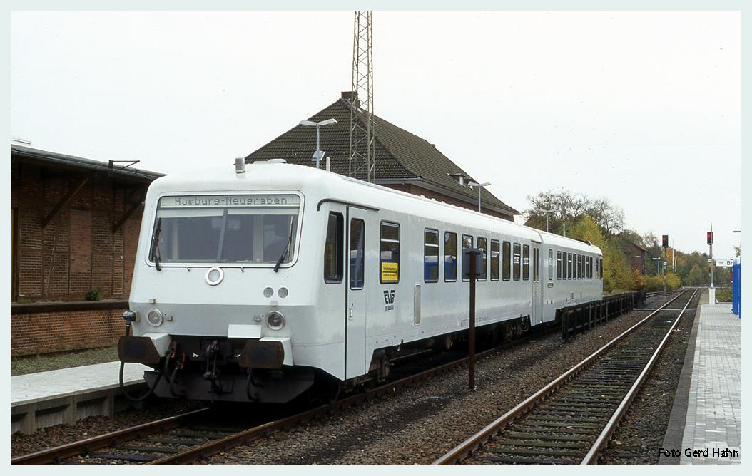 Der  weiße Hai , EVB Triebwagen 152, am 27.10.1996 im Bahnhof Bremervörde.