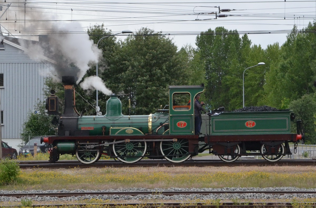 Der Welt älteste, authentische Veteraneisenbahn gehört dem norwegischen Jernbanemuseum. Die Stephenson Dampflokomotive “Caroline” (No 17) von 1861 eine Dampflok bei einer Sonderfahrt, hier im Bahnhof Hamar am 20.06.2014.