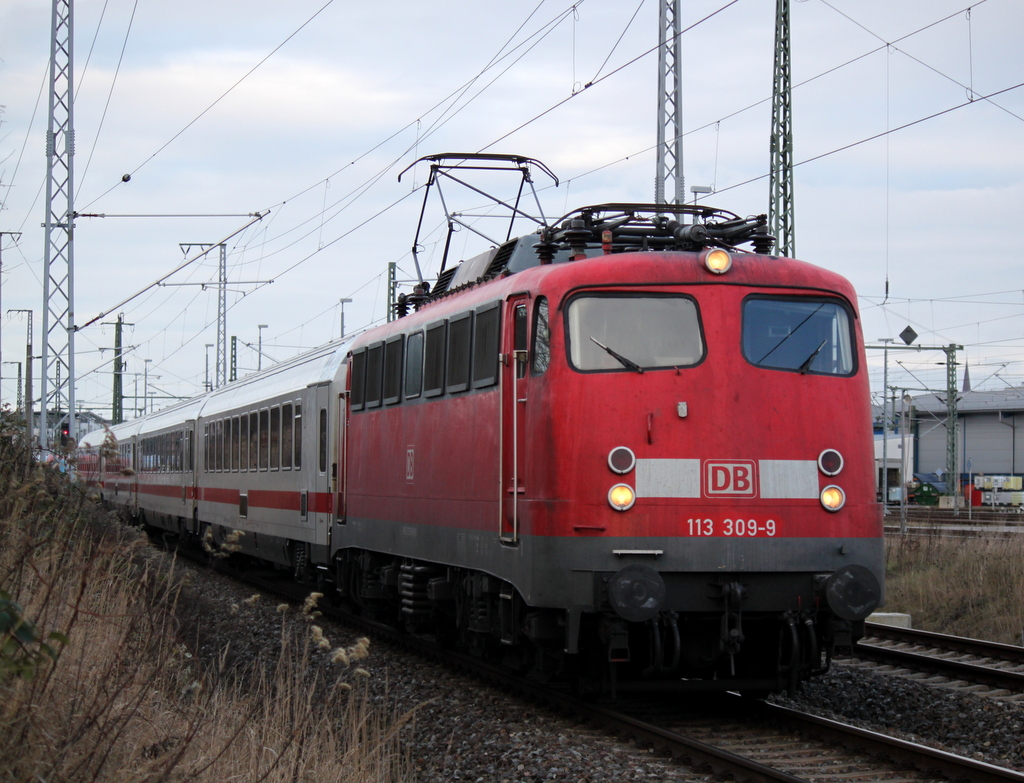 Der Wettergott war am 10.01.2014 zum Fotografen nicht nett als 113 309-9 mit dem IC 2239 von Rostock Hbf nach Leipzig Hbf unterwegs war.