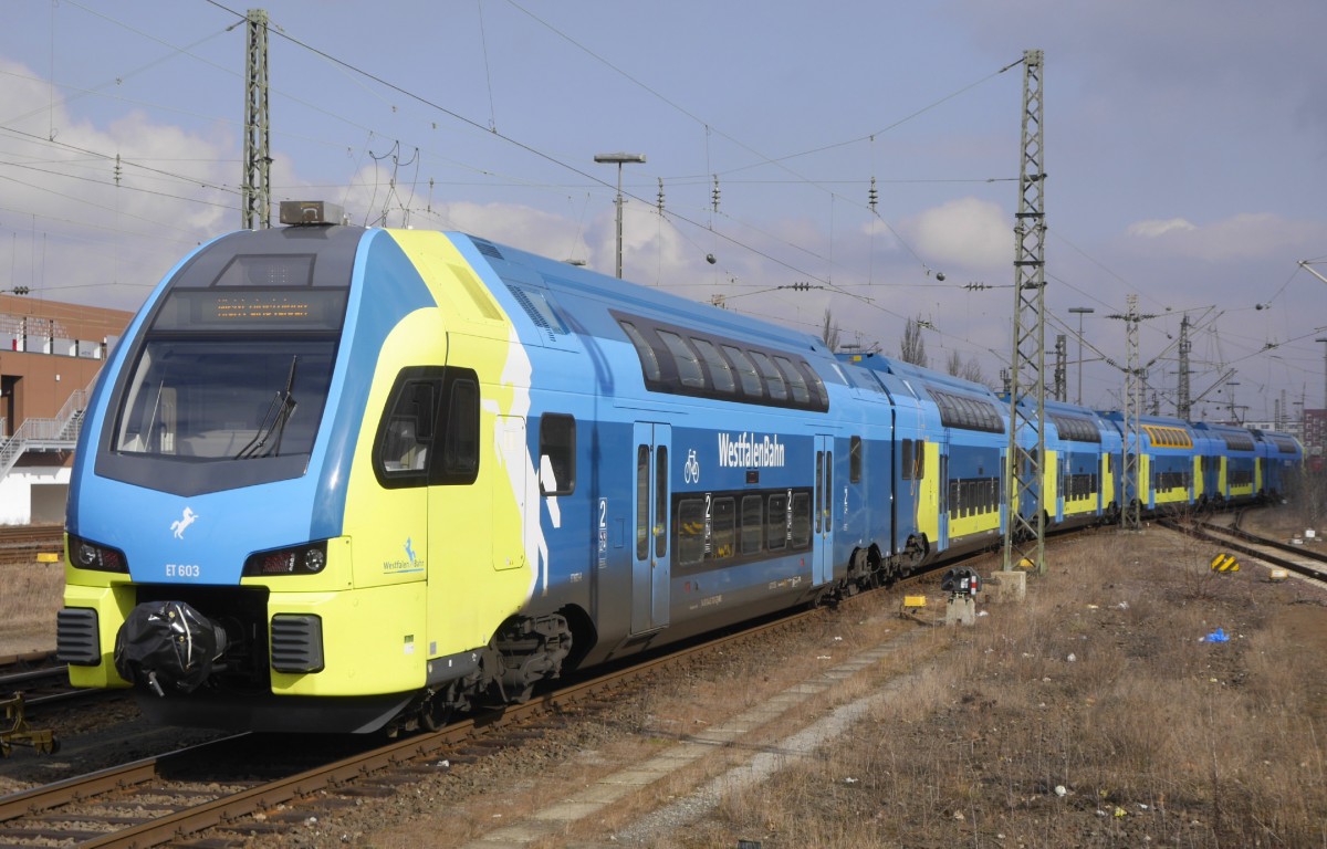 Der von der WFB gefahrene RE 60/70 aus Rheine bzw. Bielefeld hat in Braunschweig eine komfortable Wendezeit von 39 Minuten, die er nicht am Bahnsteig verbringt. Im Bild vom 7.3.16 fährt ET 603 (445 003) aus dem Braunschweiger Hbf in die Abstellanlage aus.