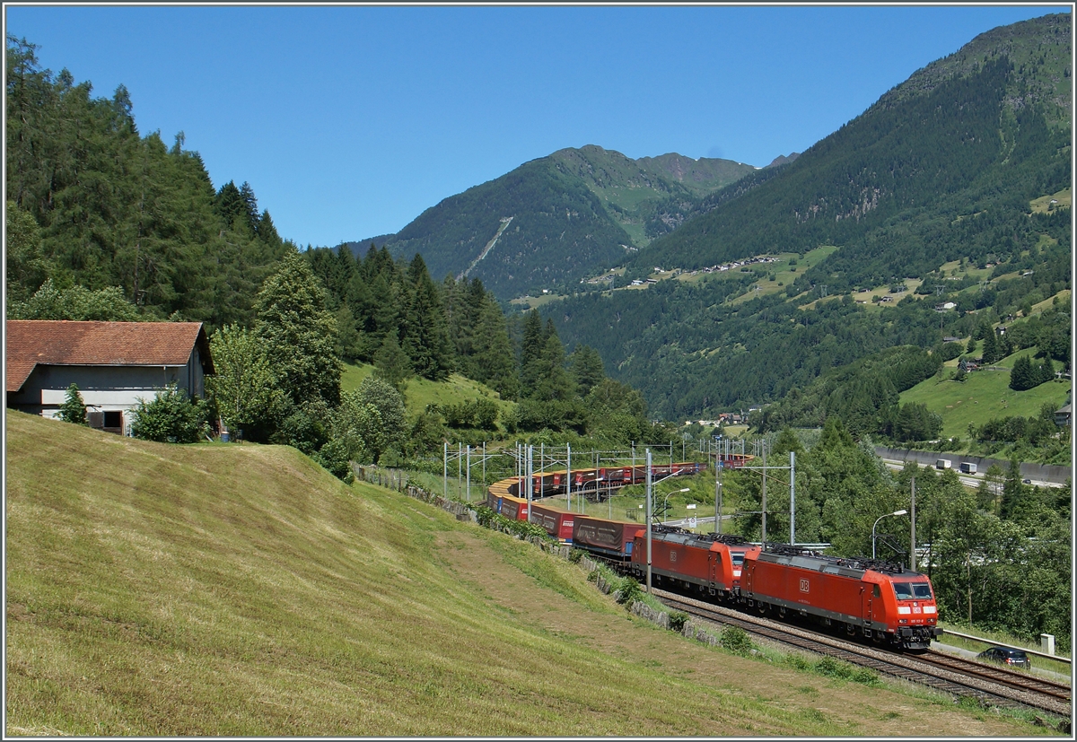 Der  Winner -Zug schlängelt sich Richtung Süden.
Bei Rodi Fiesso, den 24. Juli 2015  