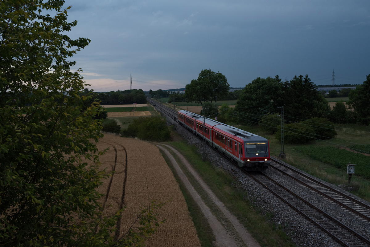 Der wolkenverhangene Abend des 10. Juli 2017 wurde dunkler und dunkler, die ISO-Werte stiegen beständig an, während um 20:34 Uhr 628 581-1 mit einem zweiten Schwester-VT bei Heimstetten sein Ziel München Hbf ansteuerte.