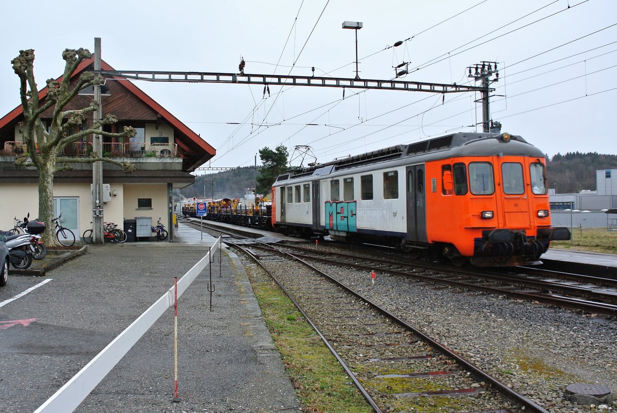 Der Xe 537 176-0 verdient sein Gnadenbrot noch als Diensttriebwagen bei den TPF. Am 06.03.2017 verkehrte der alte Triebwagen mit einem Schienenzug von Fribourg nach Cressier FR, hier bei Durchfahrt in Courtepin.
