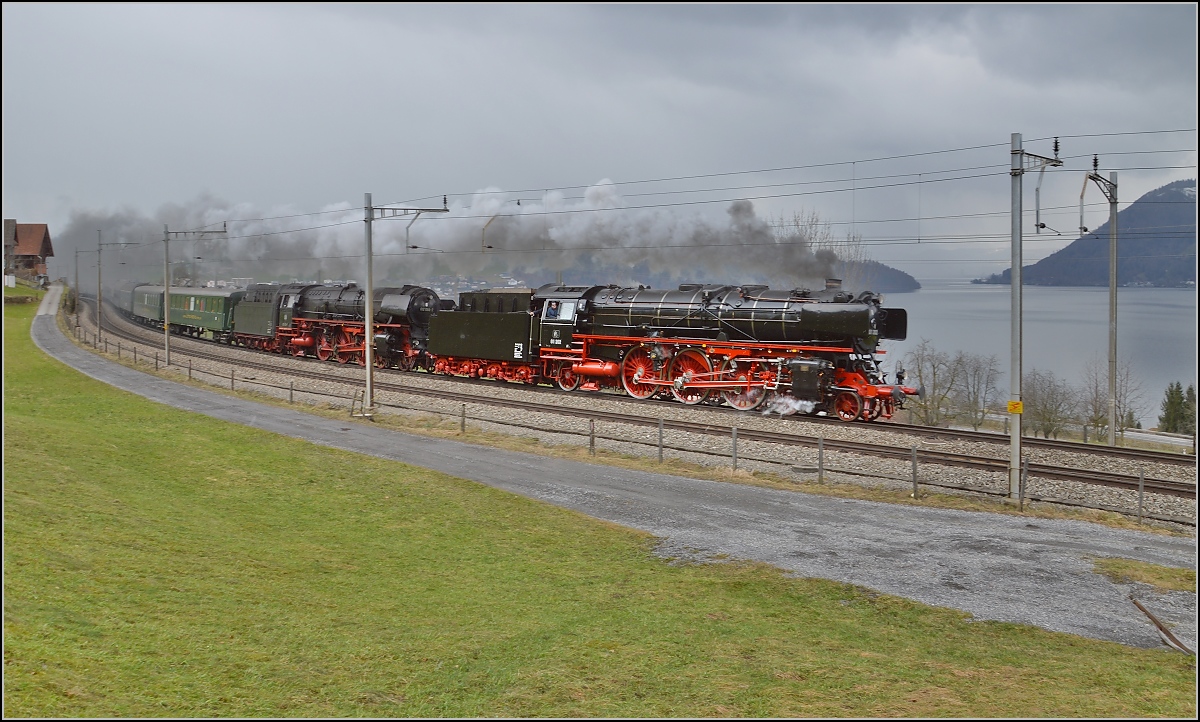 Der Zug mit 01 202 vorne und 01 1066 dahinter hatte einige Minuten Versptung aufzuholen. In Brugg musste der zweite Tender wegen eines Lecks abgestellt werden. Fr den Fotografen kein echter Verlust, wie man hier feststelln kann... An Immensee ging es im IC-Tempo vorbei. Mrz 2015.