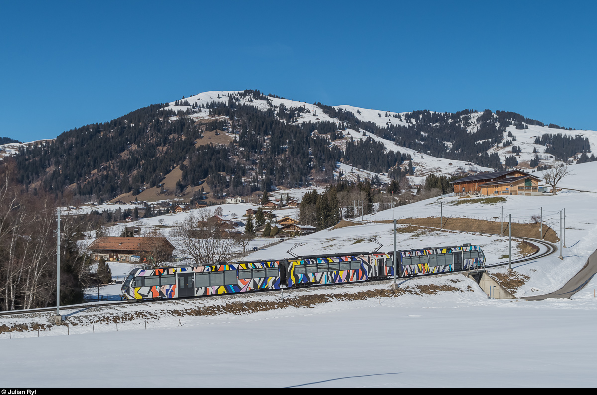 Der Zug mit dem Be 4/4 5001 wirkt derzeit als Kunstobjekt in der Ausstellung  Elevation 1049  in Gstaad mit. Der Zug wurde von der Künstlerin Sarah Morris neu gestaltet, inspiriert von der Raupe des Monarch-Schmetterlings. <a href= https://www.elevation1049.org/de/gstaad/sarah-morris/monarch.html >https://www.elevation1049.org/de/gstaad/sarah-morris/monarch.html</a><br>
Auf dem Weg von Rougemont nach Zweisimmen am 13. Februar 2017 unterhalb von Gruben.