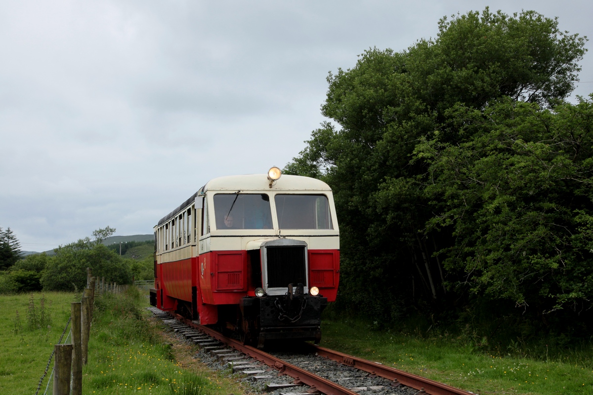Der Zug mit Railcar 18 und der kleinen Lok am derzeitigen Streckenende bei Fintown. 18.06.2016