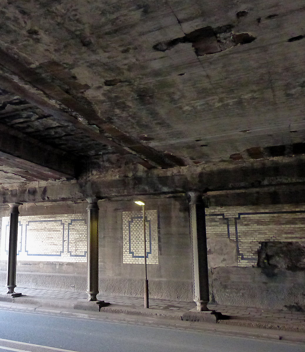 Der Zustand der Brücke unterhalb des Bahnhofs Nordhausen, wo sich die Bundesstraße B4 (Helmestraße) darunter verläuft, viel Stahl liegt schon frei. Die 103 Jahre alte Brücke wird bald ersetzt.