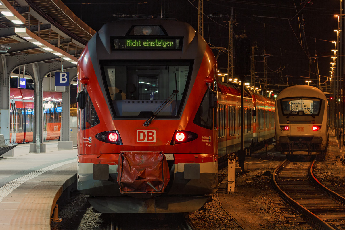 Der zweite Teil des von Rostock kommenden RE 9  wird in Stralsund am Abend abgekuppelt und der vordere Triebwagen fährt bis Sassnitz weiter. - 08.03.2017