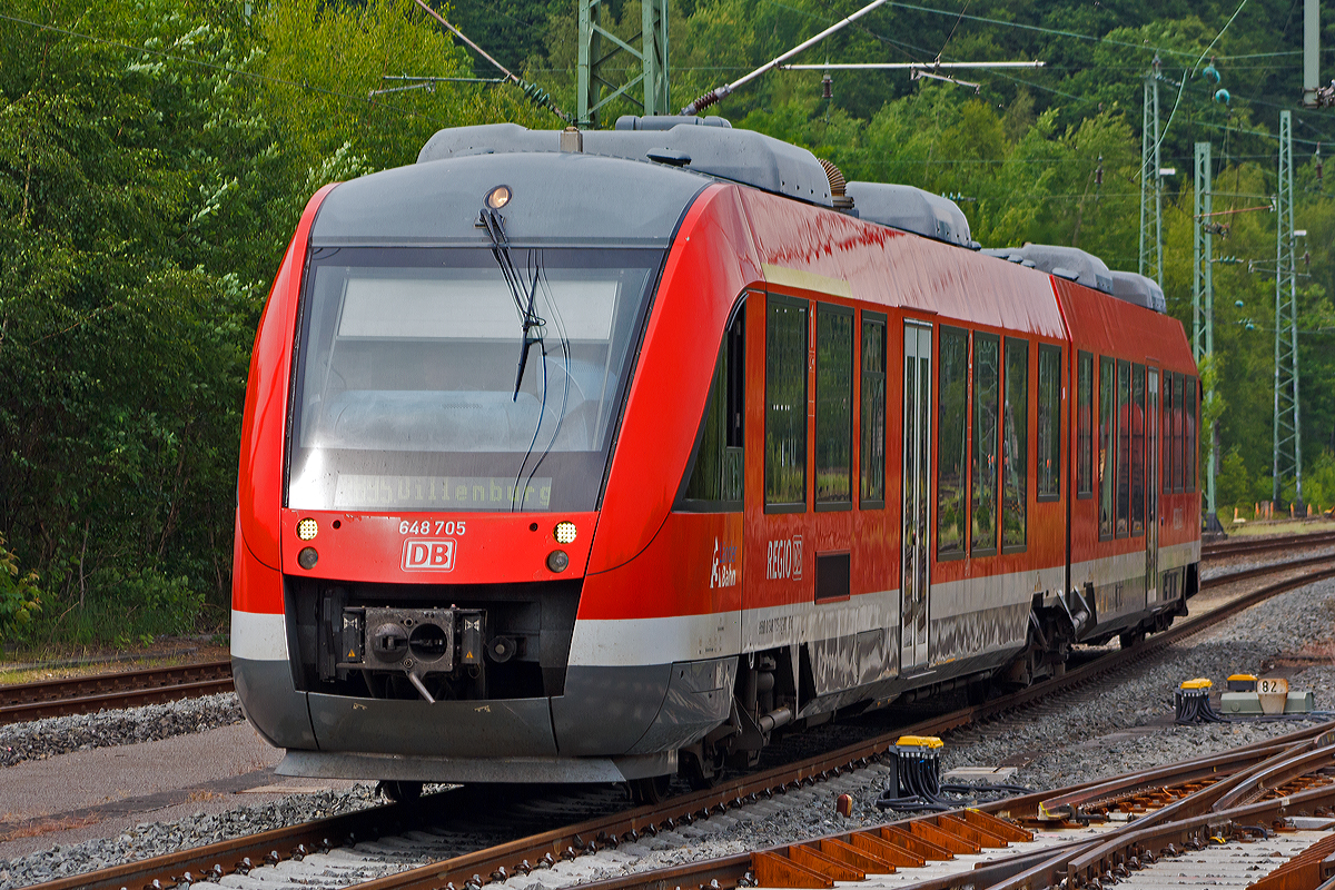 
Der zweiteilige Alstom Coradia LINT 41 Dieseltriebwagen 648 705 / 648 205 (95 80 0648 705-1 D-DB / 95 80 0648 205-2 D-DB) der DreiLänderBahn (zu DB Regio NRW) als RB 95  Sieg-Dill-Bahn  (Dillenburg-Siegen-Betzdorf/Sieg-Au/Sieg) am 04.06.2014 kurz vor der Einfahrt in den Bahnhof Betzdorf/Sieg.

Hinweis: Teleaufnahme, aufgenommen vom Bahnsteig
