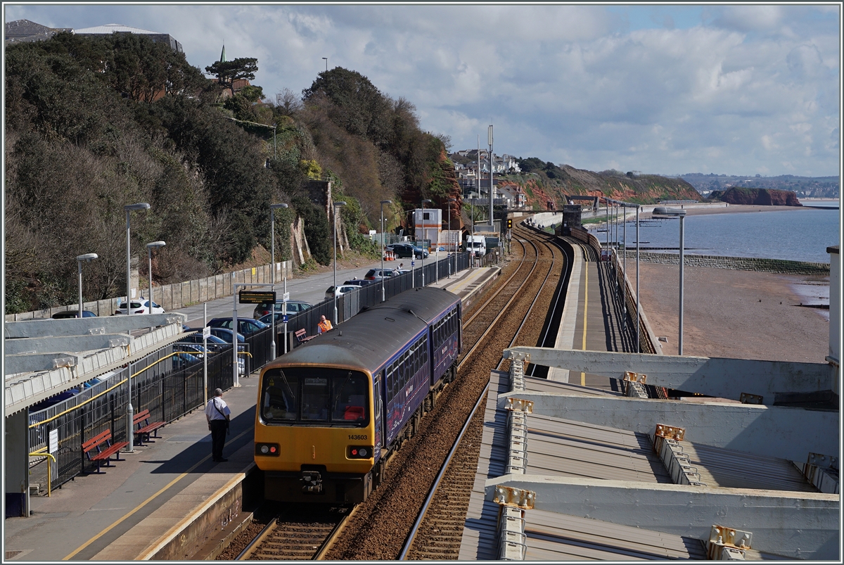 Der zweiteilige Triebwagenzug 143 603 verlässt Dawlish nach einem kurzen Halt Richtung Exeter. In der Ferne ist der herannahende Cross Country HST 125 zu erkennen. 
19. April 2016