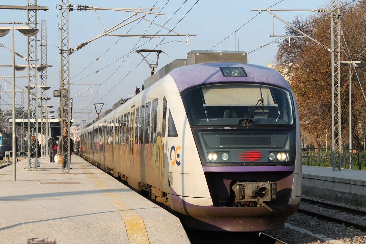 Desiro 460.103-460-503 der OSE/ΟΣΕ (Organismos Sidirodromon Ellados/Οργανισμός Σιδηροδρόμων Ελλάδος) mit Regionalzug Larissa/Λάρισα- Thessaloniki/Θεσσαλονίκη auf Bahnhof Larissa/Λάρισα am 1-3-2013.