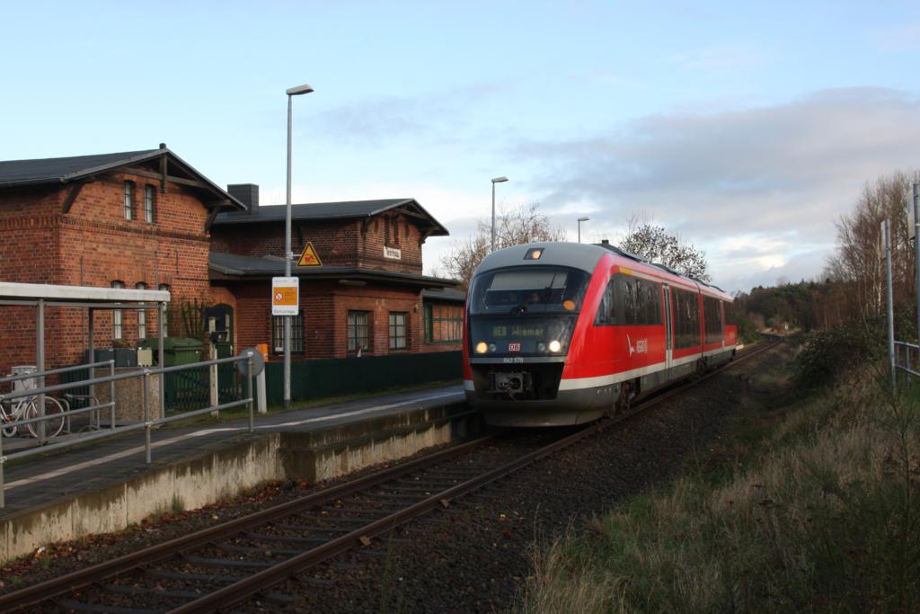 Desiro 642578 als RB 8 hält am 20.11.2015 um 9.56 Uhr auf dem Weg nach Wismar im Haltepunkt Teschow.