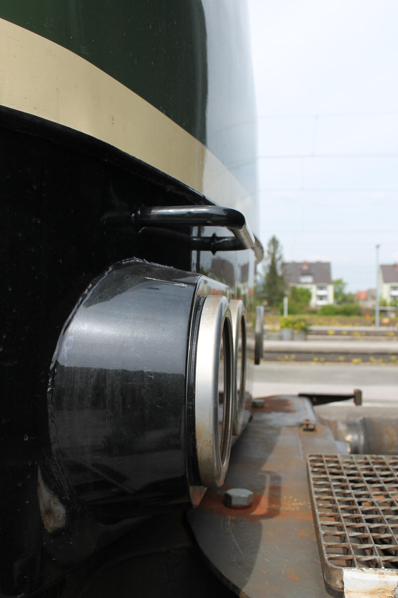 Detailansicht von 151 119-5 am 01.05.2017 der Bayernbahn im Bahnhof Freilassing. Schöne Augen oder?