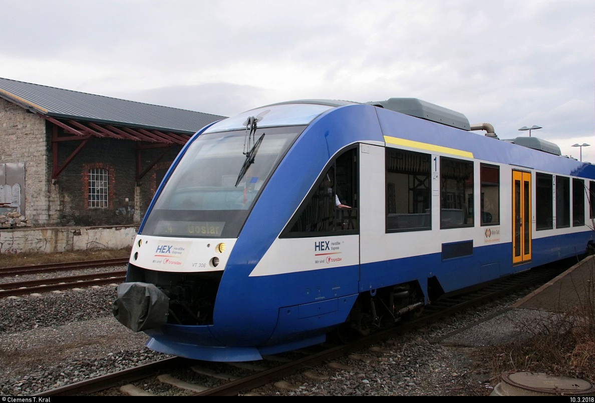 Detailansicht von 648 366-2 (VT 306 | Alstom Coradia LINT 41) von Transdev Sachsen-Anhalt (HarzElbeExpress) als verspäteter HEX80408 (HEX 4) von Halle(Saale)Hbf nach Goslar, der gemeinsam mit 648 362-1 (VT 302) den Bahnhof Wernigerode auf Gleis 1 verlässt. [10.3.2018 | 9:25 Uhr]