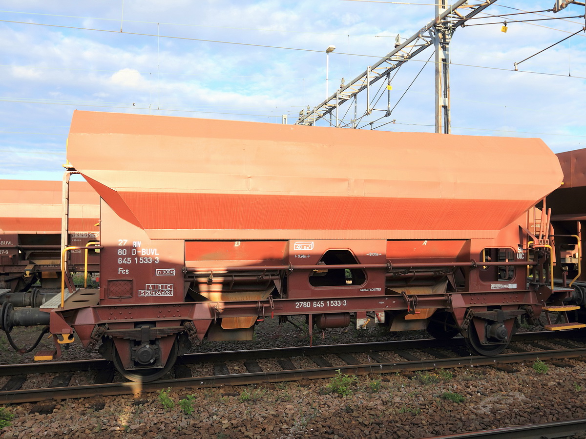 Deutschland / Güterwagen / 6 | Gattung F | Offener Güterwagen in Sonderbauart
Offener Schüttgutwagen Gattung F  aufgenommen in Hudiksvall (Schweden)  am 21. Juni  2016  mit der Nr. 27 TEN-RIV 80 D-BUVL  645 1533-3F. 
