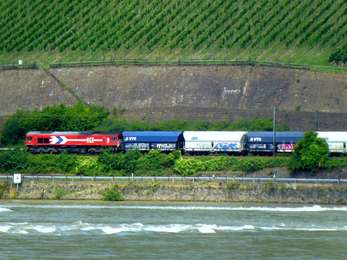 Deutschland, Hessen, eine Class 66 der HGK, nördlich von Rüdesheim auf der rechten Rheinstrecke, von Bingen aus fotografiert. 16.07.2014